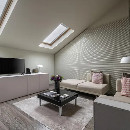 9hotel Mercy فندق