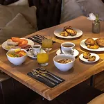 9hotel Mercy فندق